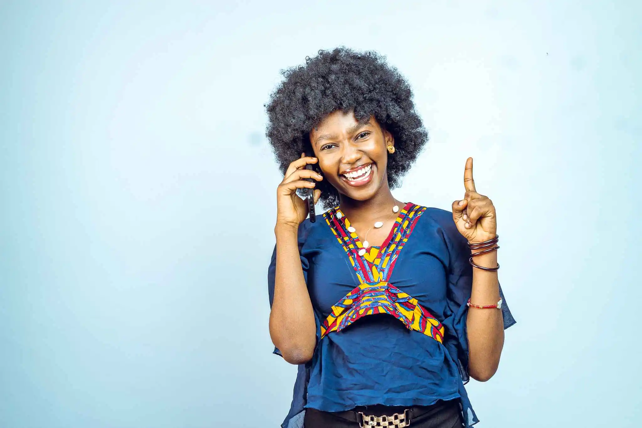 fille avec un téléphone