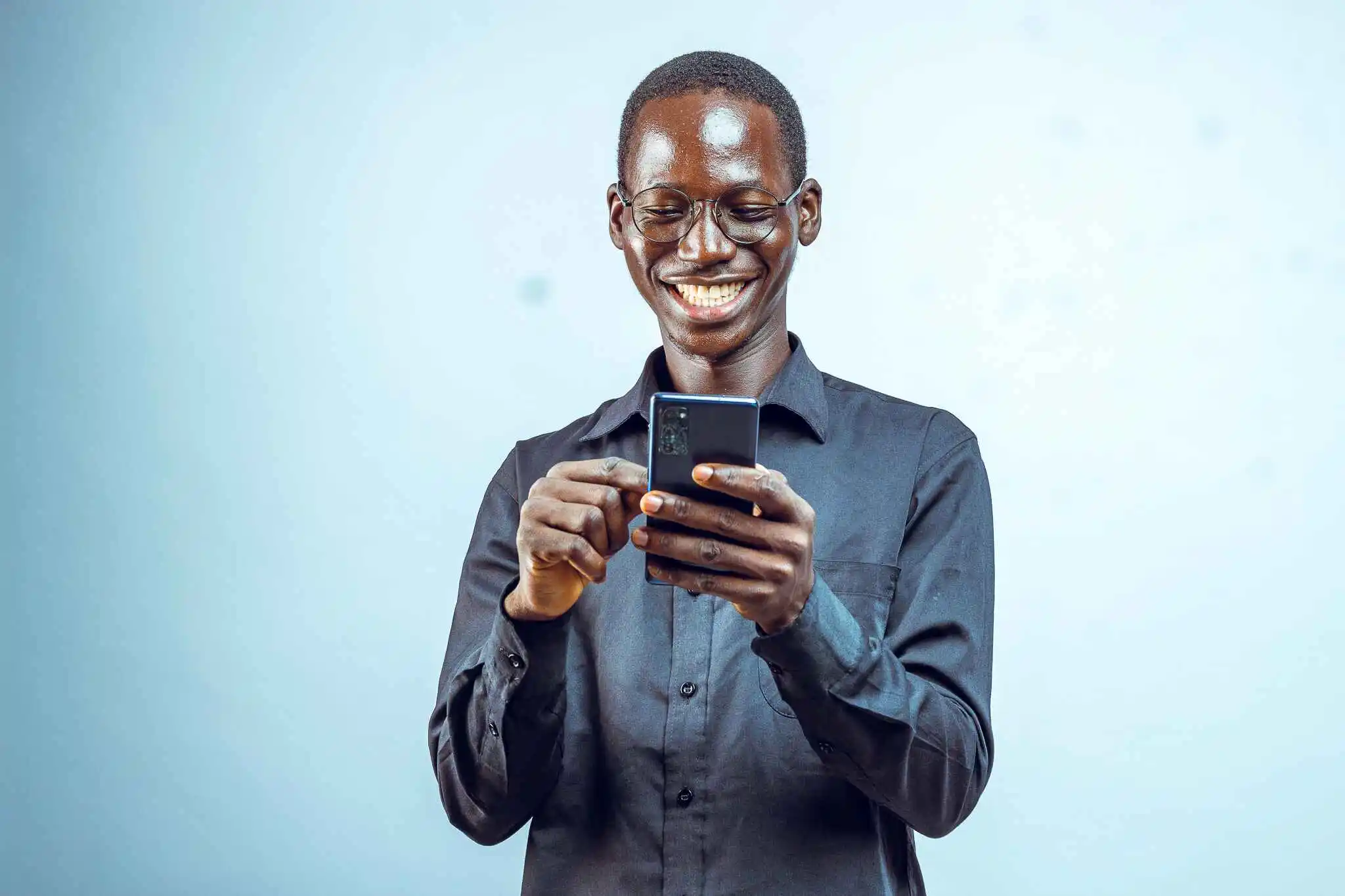 jeune  souriant avec un téléphone 